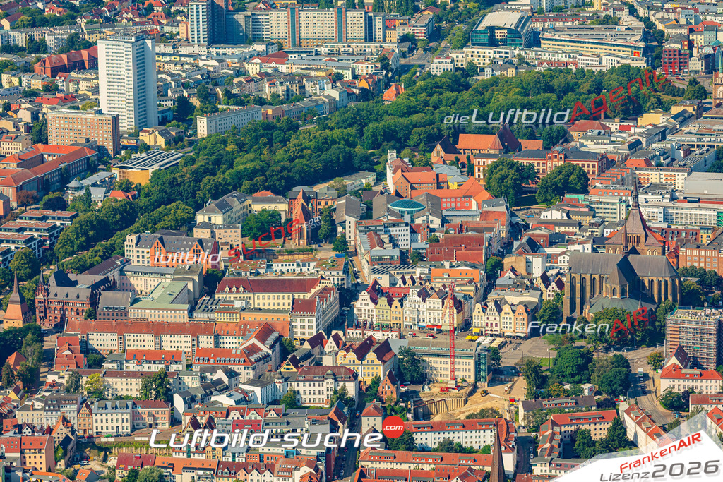 Luftaufnahme Neuer Markt Rostock - Die Luftaufnahme wurde 2025 vom UL-Flugzeug heraus erstellt ( ohne Drohne ) - Hochauflösende Luftaufnahme - für professionelle Ausdrucke geeignet. Die Geschenkidee !Mit Lizenz und Bildrechte bestellbar