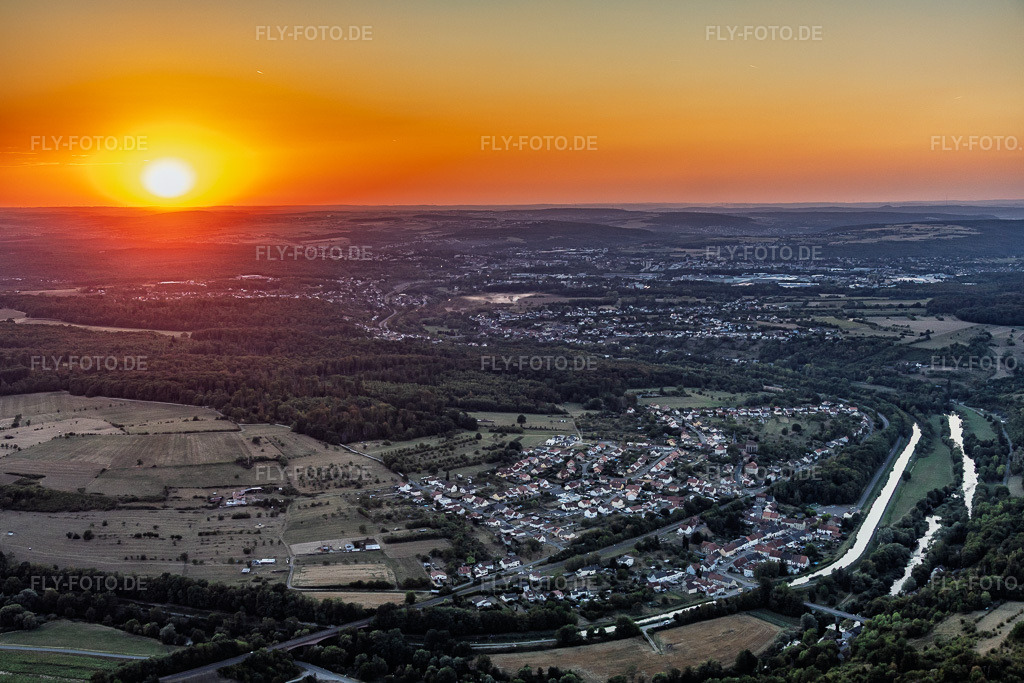 Luftbild: Sonnenuntergang mit Saar und Saarkanal in Zetting im Bundesland Moselle in Frankreich. – Foto: IMG_158778.jpg vom 14.08.2026 durch Werner Riehm/FLY-FOTO.de – Auflösung des Originals: 5914 x 3942 px