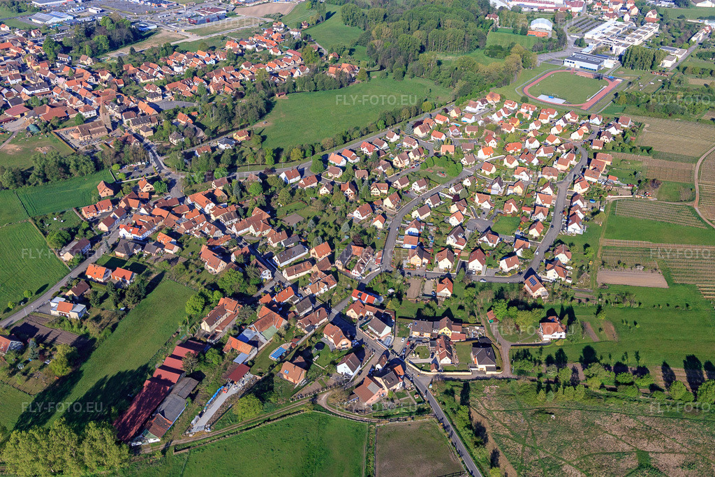 Vue aérienne: Vue de la ville depuis le nord-est à le quartier Altenstadt in Wissembourg dans le département Bas Rhin, France – .Photo: IMG_099274.jpg prise le 30/04/2017 par Werner Riehm/FLY-FOTO.eu – Résolution de l'original: 5017 x 3345 px