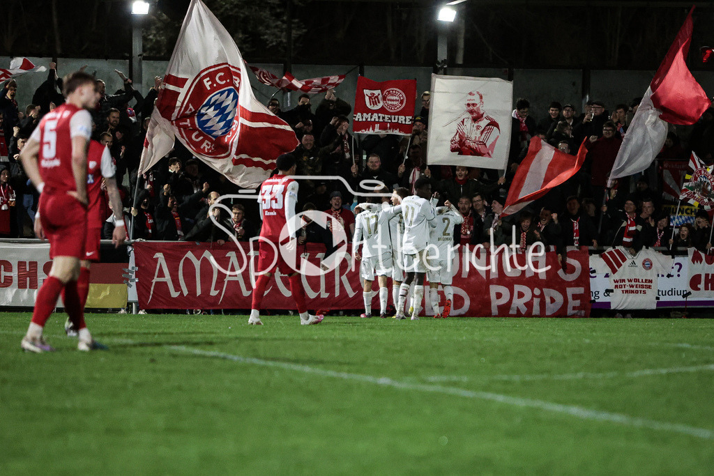 SV Heimstetten - FC Bayern Amateure | Nach dem 1-4 durch Timo KERN (FCB #10) jubeln die Spieler der kleinen Bayern vor den Fans