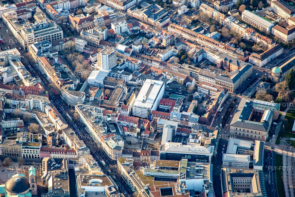 Kehraus beim Faschingsumzug in der Kaiserstr | Luftbild: Kehraus beim Faschingsumzug in der Kaiserstr im Ortsteil Innenstadt-West in Karlsruhe im Bundesland Baden-Württemberg in Deutschland. Foto: IMG_135980.jpg vom 21.02.2023 durch ©2025 Werner Riehm fly-foto.de/copyright - Realisiert mit Pictrs.com