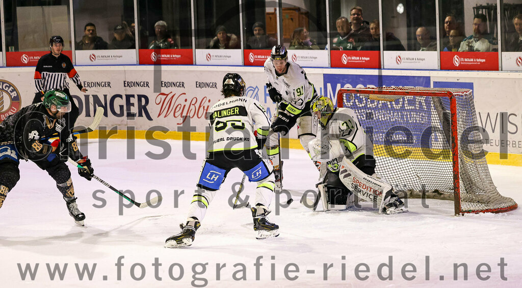 2024-02-16_106_TSV_Erding_gegen_ERSC_Amberg | Erding, Deutschland, 16.02.2024:
Eishockey, Bayernliga Playoffs 2023 / 2024, 1. Spieltag, TSV Erding gegen ERSC Amberg, Endergebnis: 1:2

Michael Trox (Erding Gladiators, #86), Lukas Salinger (ERSC Amberg, #95), Michael Kirchberger (ERSC Amberg, #91), Torwart Timon Bätge (ERSC Amberg, #31)

Foto: Christian Riedel / fotografie-riedel.net