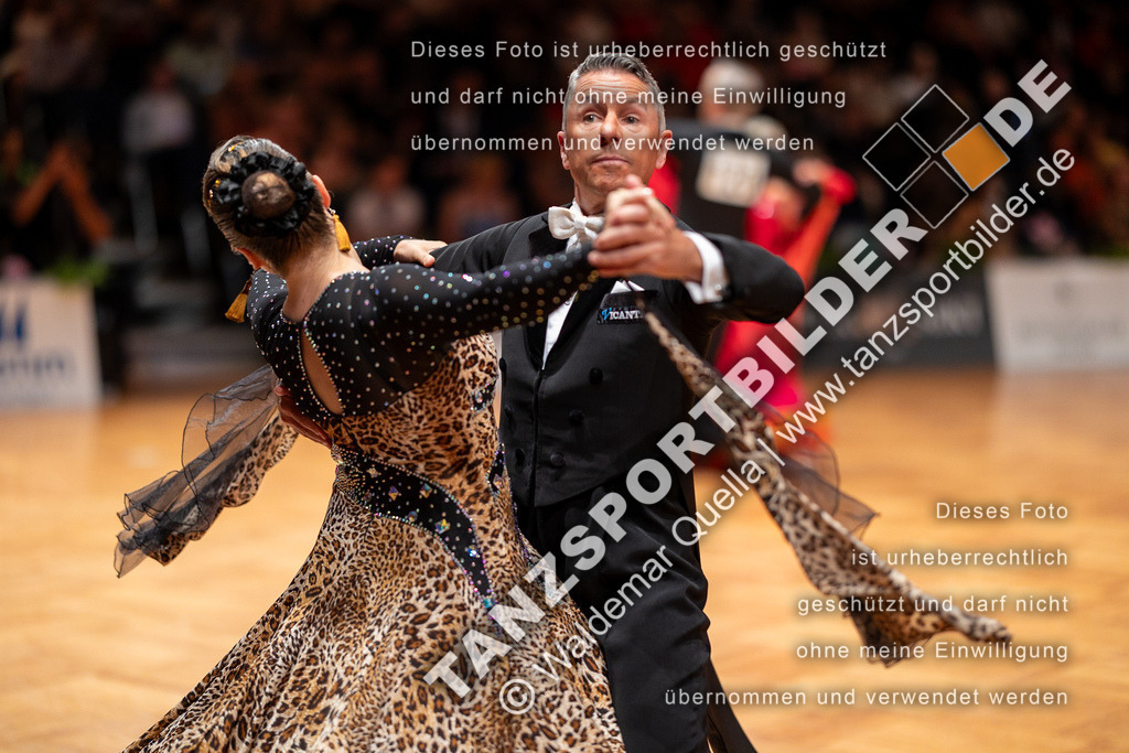 20230812-00090 | Hier finden Sie Tanz Bilder vom Latein und Standard Formationen tanzen. Sportbilder vom Tanzsport. Schöne Fotos und von Weltmeisterschaft, Europameisterschaft, Bundesliga, Regionalliga, Oberliga und Landesliga sowie von GOC Stuttgart, DanceComp, WM Bremen