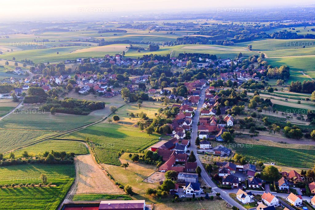 Vue aérienne: Vue de la ville depuis l'ouest à Eberbach-Seltz dans le département Bas Rhin, France.Photo: IMG_67981.jpg prise le 19/06/2014 par Werner Riehm/FLY-FOTO.euRésolution de l'original: 4752 x 3168 px