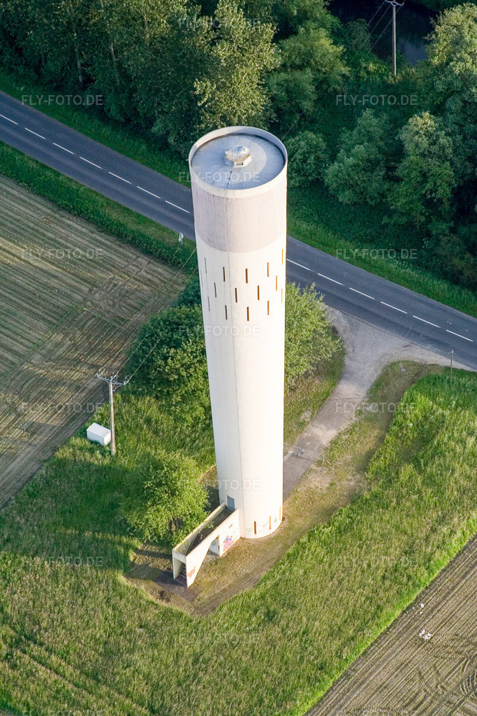 Luftbild: Wasserturm an der D87 in Seltz im Bundesland Bas-Rhin in Frankreich. – Foto: IMG_2419.jpg vom 04.06.2006 durch Werner Riehm/FLY-FOTO.de – Auflösung des Originals: 2304 x 3456 px
