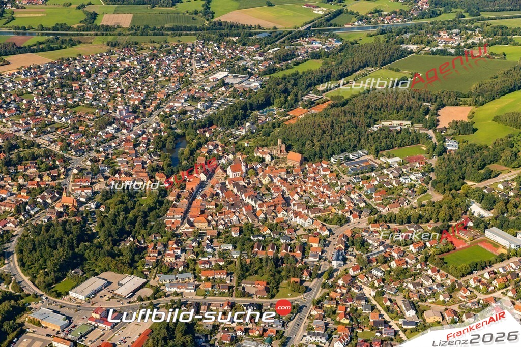 Luftaufnahme der Stadt Hilpoltstein - Die Luftaufnahme wurde 2025 vom UL-Flugzeug heraus erstellt ( keine Drohne ) - Hochauflösende Luftaufnahme - für professionelle Ausdrucke geeignet. Die Geschenkidee !Mit Lizenz und Bildrechte bestellbar