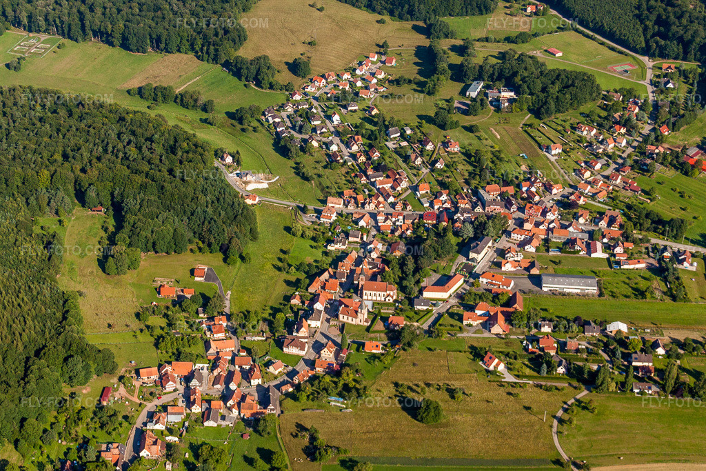Aerial view: Agricultural fields and arable land in Climbach in the state Bas-Rhin, France. – Photo: IMG_31096.jpg taken on 08/07/2010 by Werner Riehm/FLY-FOTO.com – Resolution of the original: 3807 x 2538 px