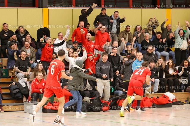 Hallenfussball Stadtmeisterschaft | 29.12.2025 Fussball Pfungstädter Stadtmeisterschaft Gruppe 1 FTG Pfungstadt - SV Hahn (3:3) v. li. Zuschauer jubeln dem Torschützen zu Alex Corrochano (21 FTG) (Foto: Peter Henrich) - Realisiert mit Pictrs.com