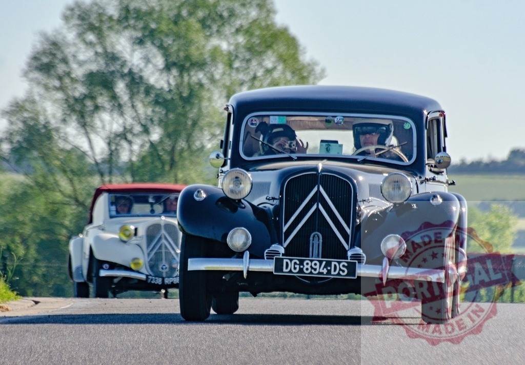 Citroën Traction Avant classic cars driving historic rally | Two vintage Citroën Traction Avant cars driving on a road during a classic car rally - Realisiert mit Pictrs.com