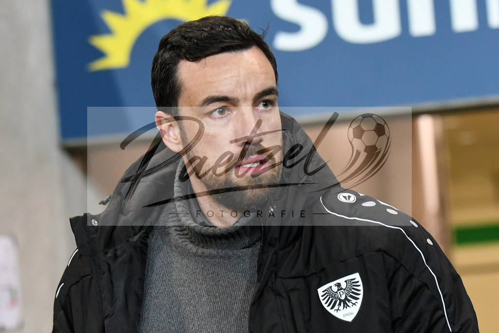 20200214_SCPFWK_0015 | Fussball, Herren: Geschaeftsfuehrer Sport Malte Metzelder (SC Preussen Muenster) schaut waehrend des Spiels der 3. Liga zwischen SC Preussen Muenster und FC Wuerzburger Kickers im Preussenstadion am 14.02.2020 in Muenster, Deutschland.DFB / DFL REGULATIONS PROHIBIT ANY USE OF PHOTOGRAPHS AS IMAGE SEQUENCES AND/OR QUASI-VIDEO. - Realisiert mit Pictrs.com