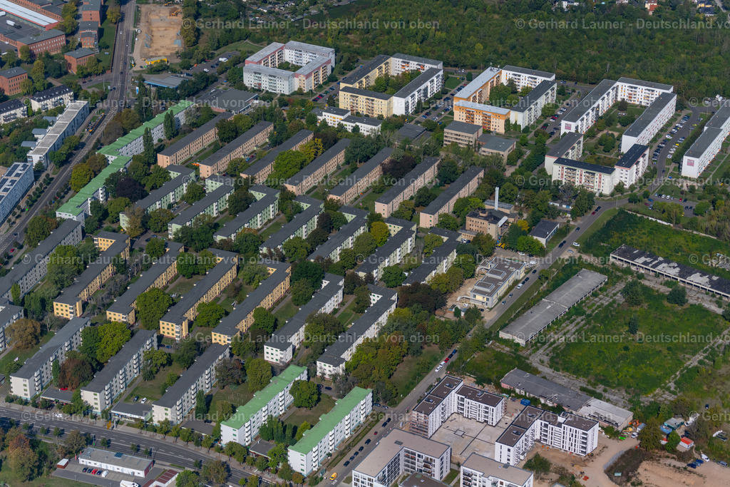 4041027 | LEIPZIG 15.09.2020 Wohngebiet einer Mehrfamilienhaussiedlung am Norderneyer Weg im Ortsteil Gohlis-Nord in Leipzig im Bundesland Sachsen, Deutschland. // Residential area of a multi-family house settlement on Norderneyer Weg in the district Gohlis-Nord in Leipzig in the state Saxony, Germany. Foto: Gerhard Launer