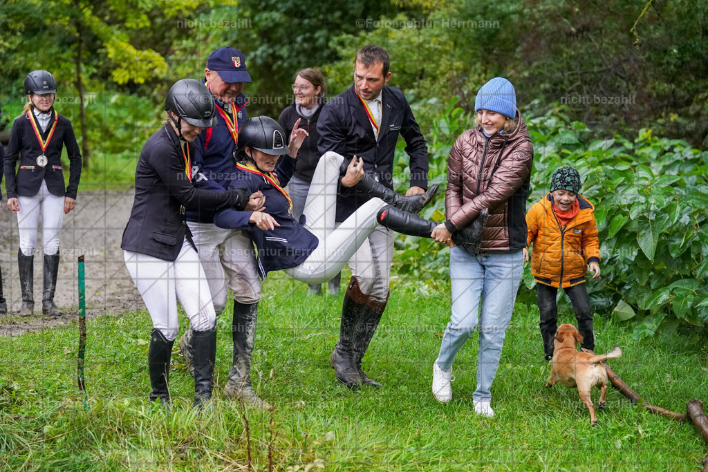 20221002-FAH09717 | Obberbayerische Meisterschaften Vielseitigkeit 2022, Schwäbische Meisterschaften Vielseitigkeit 2022, Mertingen, Schwaben, Bayern, Geländeturnier, Buschreiter, Turnierfotografen Bayern, Fotoagentur Herrmann,  Bayerische Meisterschaften VS Jun. / JR / Pony:, Turnierbilder, Pferdebilder, Turnierfotos, Pferdesortfotografie, Reitsportfotograf, Pferdeshooting