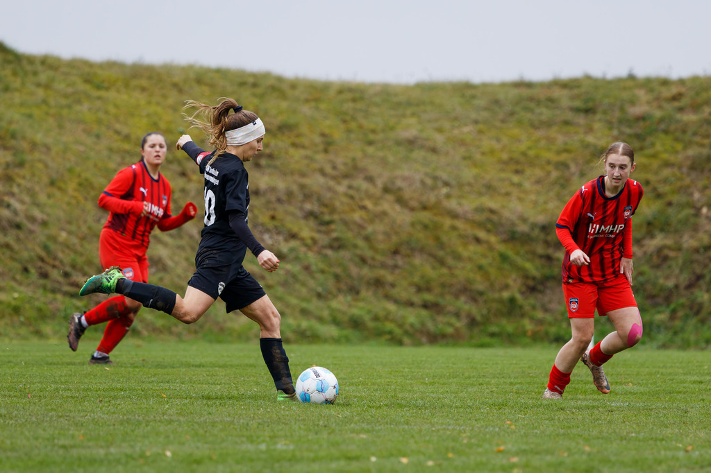 HOHFCH_251109_9524 | 1.FC Heidenheim 1846 II vs. GAST, Fußball, Frauen, Bezirksliga, 2025/2026, X. Spieltag, 03.10.2025 in Heidenheim, Kunstrasen b. Voith-Arena West(Foto: Michael Bulling) - Realisiert mit Pictrs.com