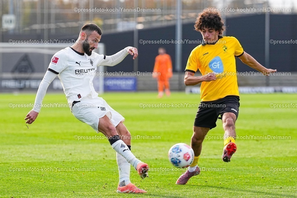 xYDRx13112501028 | 13.11.2025, xydrx, Fußball, Testspiel, Borussia Mönchengladbach - NV Koninklijke Lierse SK, Fohlenplatz am Borussia-Park: Franck Honorat (Borussia Mönchengladbach #9) im Zweikampf gegen Yassin Hidraoui (K. Lierse SK #7)