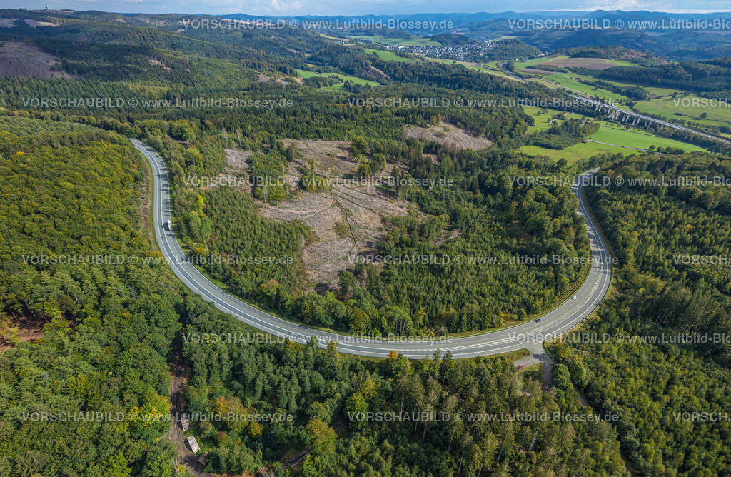 Meschede220902215 | Luftbild, Langgezogene S-Kurve Bundesstraße B55, Waldschäden, Waldsterben, Meschede-Stadt, Meschede, Sauerland, Nordrhein-Westfalen, Deutschland