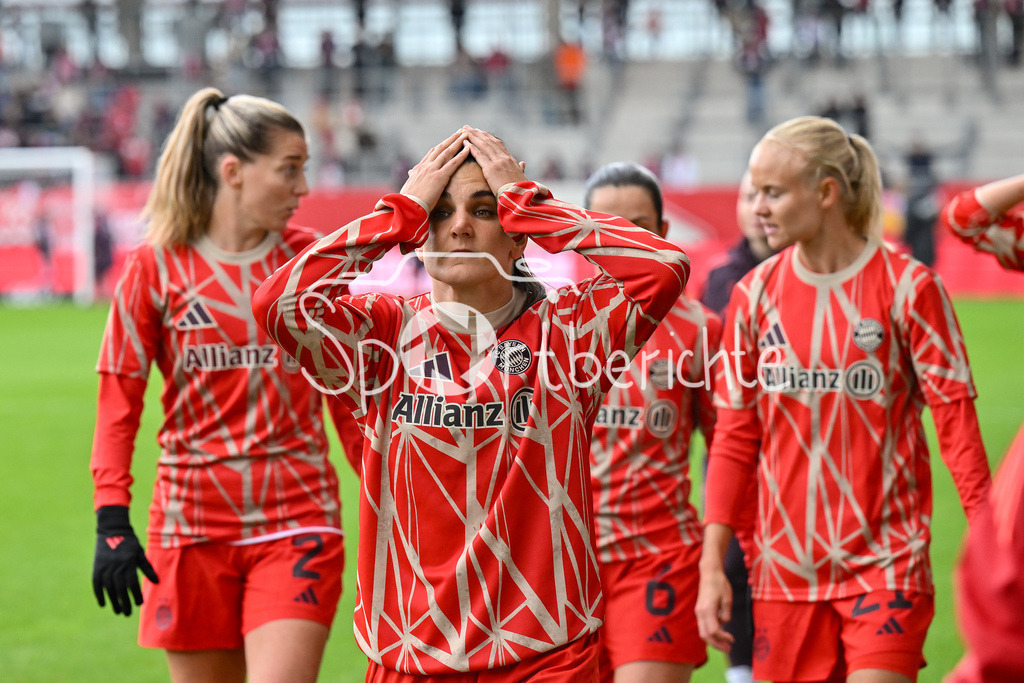 FC Bayern München Frauen - TSG 1899 Hoffenheim Frauen | Im Bild Jovana DAMNJAVOVIC (FCB #9) beim warmmachen vor der Partie / Frauen Bundesliga: FC Bayern München Frauen - 1. FC Köln Frauen, FC Bayern Campus am 05.10.2024