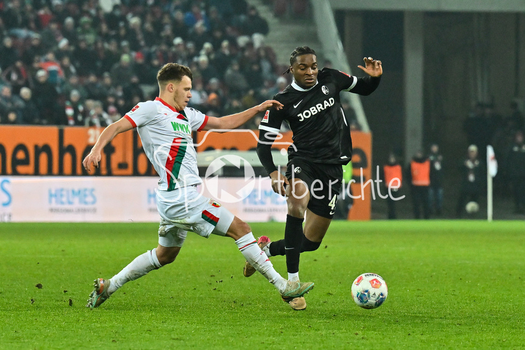 FC Augsburg - SC Freiburg | AUGSBURG, GERMANY - 18. JANUARY: im Duell Robin FELLHAUER (FC Augsburg 19) und Ifechukwu Bruno OGBUS (SC Freiburg 43) während dem Bundesligamatch zwischen dem FC Augsburg und dem SC Freiburg am 18. Spieltag in der WWK-Arena / DFL REGULATIONS PROHIBIT ANY USE OF PHOTOGRAPHS AS IMAGE SEQUENCES AND/OR QUASI-VIDEO