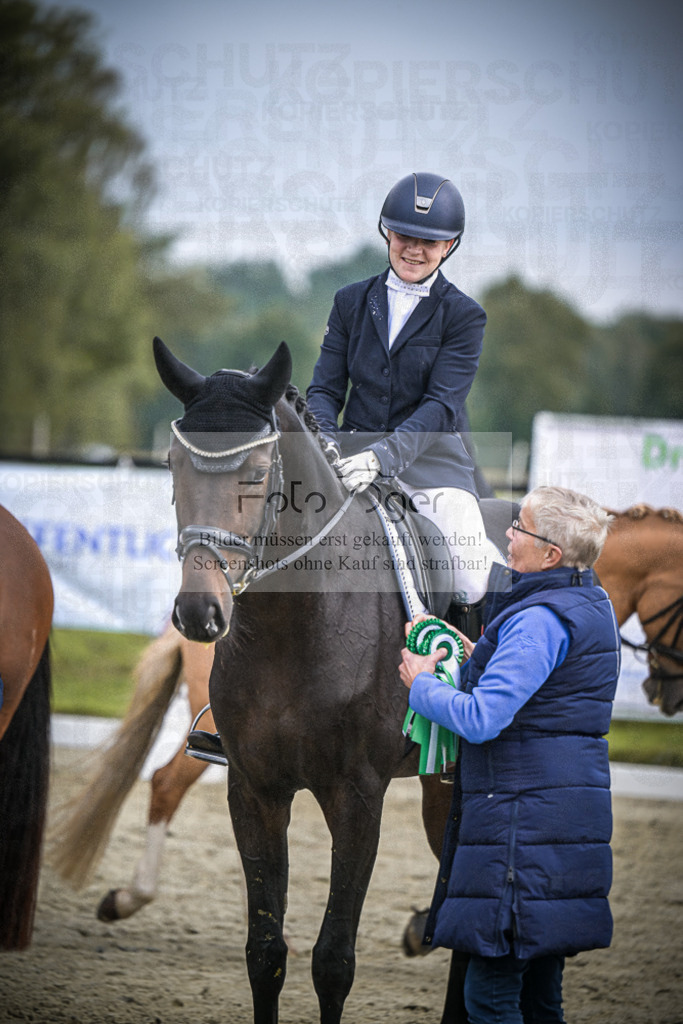 DOS_B293 | Entdecke hochwertige Reitturnierfotos von Foto Oger. Professionell, emotional und authentisch – jetzt Lieblingsmomente im Shop bestellen.Deutschlandweite Turnierfotografie. - Realisiert mit Pictrs.com