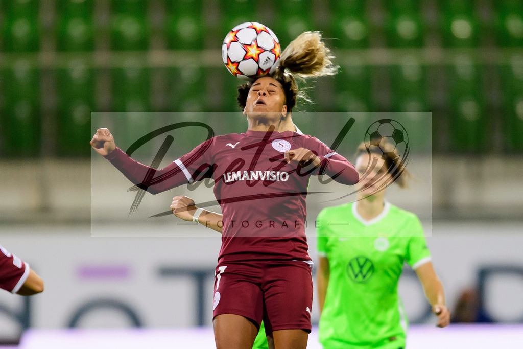 WOBSER20211013_001 | Fussball, Frauen: Jade Boho (Servette FCCF) und Lena Lattwein (VfL Wolfsburg) im Zweikampf beim Spiel der UEFA Women´s Champions League zwischen VfL Wolfsburg und Servette FC im AOK-Stadion am 13.10.2021 in Wolfsburg, Deutschland. - Realisiert mit Pictrs.com