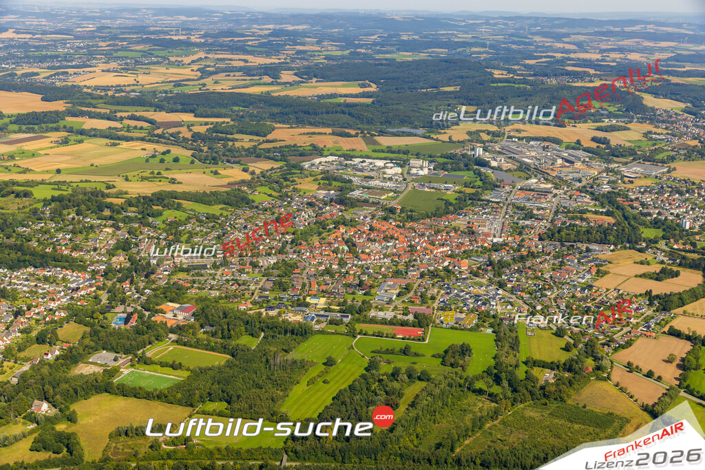 Luftbild der Stadt Horn-Bad Meinberg - Die Luftaufnahme wurde 2025 vom UL-Flugzeug heraus erstellt ( keine Drohne ) - Hochauflösende Luftaufnahme - für professionelle Ausdrucke geeignet. Die Geschenkidee !Hier alle&nbsp;Infos zur Lizenzierung der LuftaufnahmeWir fliegen auch dieses Jahr wieder in Ihre Region um Luftbilder zu erstellen.- Luftbild anfragen