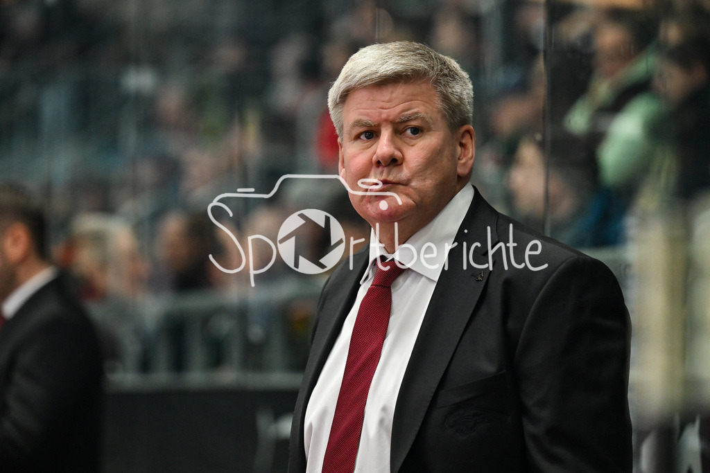 Augsburger Panther - Straubing Tigers | Augsburg, DEUTSCHLAND - 14. NOVEMBER: im Bild Bill PETERS Trainer Augsburger Panther / Einzelfoto / Freisteller beim Ligaspiel zwischen den Augsburger Panthern und den Straubing Tigers am 18. Spieltag der Penny DEL im Curt Frenzel Stadion am 14.11.2025