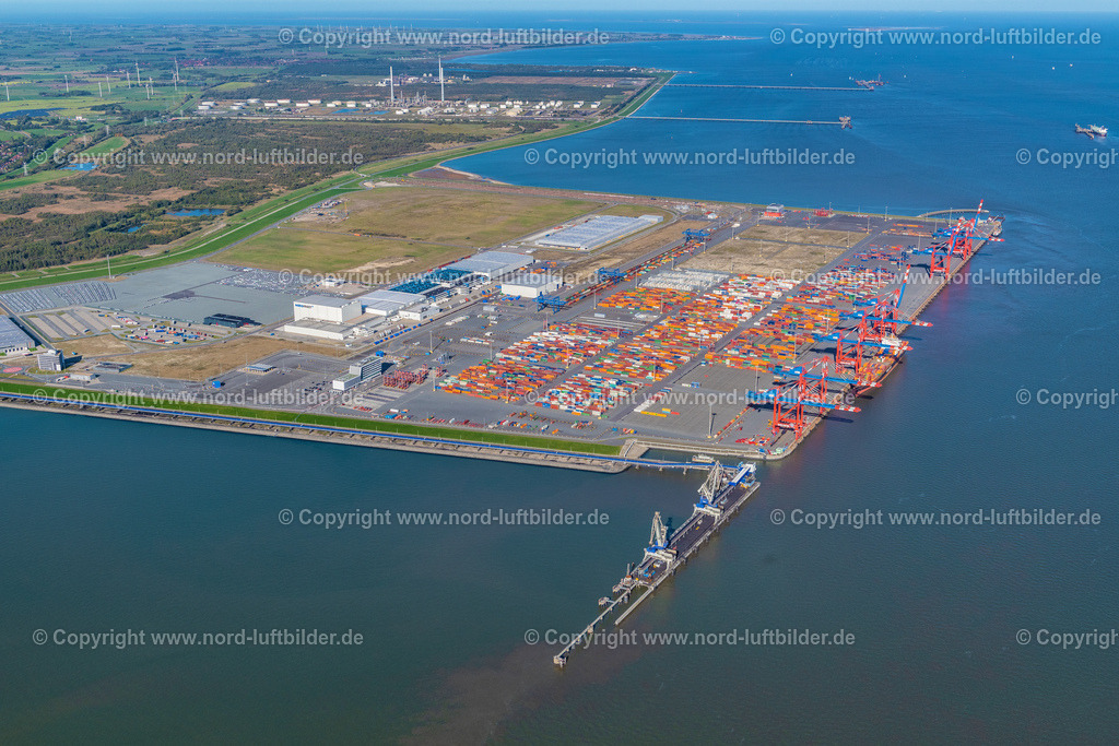 Wilhelmshaven_Container_Terminal_ELS_6038091022 | WILHELMSHAVEN 09.10.2022 Containerterminal im Containerhafen des Überseehafen und Tiefwasserhafen des Jade Weser Port ( JWP ) an der Nordsee in Wilhelmshaven im Bundesland Niedersachsen, Deutschland. Weiterführende Informationen bei: EUROGATE GmbH & Co. KGaA, KG,  JadeWeserPort-Marketing GmbH & Co. KG,  NORDFROST GmbH & Co. KG. // Container Terminal in the port of the international port of Jade Weser Port ( JWP ) on the North Sea in Wilhelmshaven in the state Lower Saxony, Germany. Further information at: EUROGATE GmbH & Co. KGaA, KG,  JadeWeserPort-Marketing GmbH & Co. KG,  NORDFROST GmbH & Co. KG. Foto: Martin Elsen