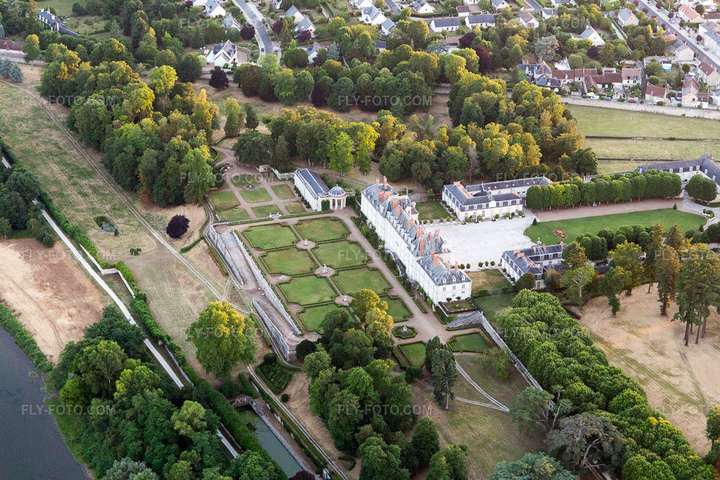 Aerial view: View of the town in Menars in the state Loir et Cher, France. – Photo: IMG_101072.jpg taken on 06/23/2017 by Werner Riehm/FLY-FOTO.com – Resolution of the original: 4933 x 3289 px