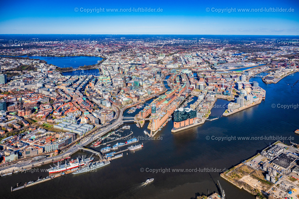 Hamburg_Hafen_Panorama_bis_Alster_ELS_4570060425 | HAMBURG 06.04.2025 Stadtansicht am Ufer des Flußverlaufes der Norderelbe im Ortsteil HafenCity mit der Elbphilharmonie in Hamburg, Deutschland. // City view on the banks of the river course of the Norderelbe in the district HafenCity with the Elbphilharmonie in Hamburg, Germany. Foto: Martin Elsen