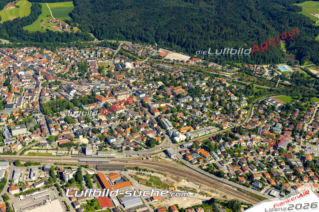 Aktuelles Luftbild von  Traunstein - Die Luftaufnahme wurde 2022 mittels UL-Flugzeug erstellt ( keine Drohne ) - hochauflösende Kamera-Systeme von  Canon -Beste Qualität - Für grossformatige Ausdrucke geeignet. Die Geschenkidee !