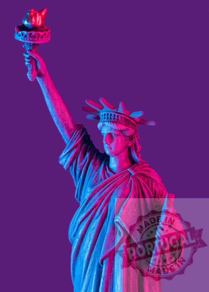 Statue of Liberty miniature glowing with vibrant neon light | Miniature Statue of Liberty illuminating with contrasting pink and blue neon colors - Realisiert mit Pictrs.com