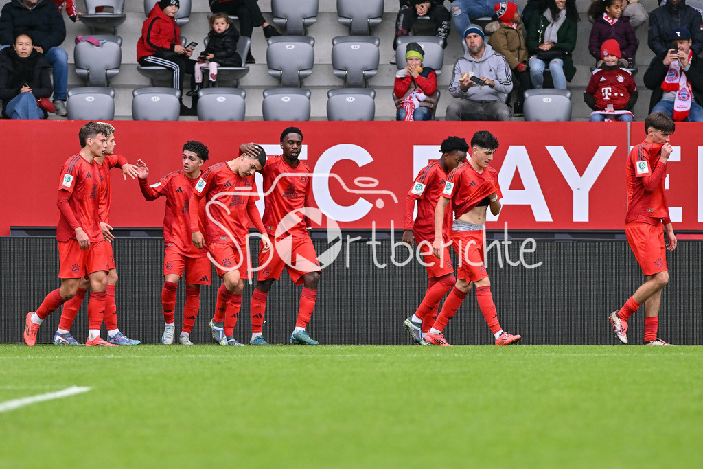 FC Bayern München U19 - TSV 1860 München U19 | Jubel nach dem 1-1 durch Mike WISDOM (FCB #11) / Freude / happy / Treffer / Tor / Torschuezte / U19 DFB Nachwuchsliga: FC Bayern Muenchen U19 - TSV 1860 Muenchen U19, FC Bayern Campus am 02.11.2024