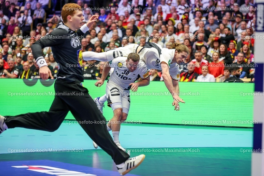 EHF15012602094 | 15.01.2026, Handball, Men's EHF EURO 2026, Deutschland - Östereich, Jyske Bank Boxen in Herning, Dänemark, Preliminary Round:  Juri Knorr (Germany #15) wirft auf das Tor und stolpert dadurch über  Lukas Mertens (Germany #36) 
