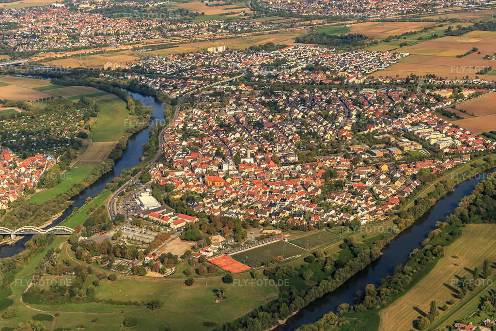 Luftbild: Ortsansicht aus Süden in einer Nekarschleife in Ilvesheim im Bundesland Baden-Württemberg in Deutschland. Foto: IMG_122727.jpg vom 11.09.2020 durch Werner Riehm/FLY-FOTO.de