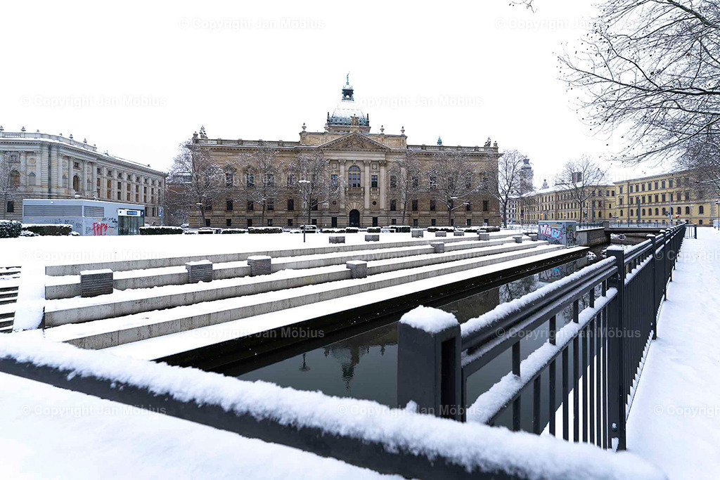 Bundesverwaltungsgericht | Das heutige Bundesverwaltungsgericht in Leipzig blickt auf eine bewegte Geschichte zurück: Ursprünglich als Reichsgericht errichtet, diente das beeindruckende Gebäude später als Bildermuseum. Heute ist es Sitz des höchsten deutschen Gerichts für öffentliches Recht. Die Verbindung aus historischer Architektur, kulturellem Erbe und rechtlicher Bedeutung macht diesen Ort einzigartig – für Besucher, Interessierte und Bildkäufer gleichermaßen. - Realisiert mit Pictrs.com