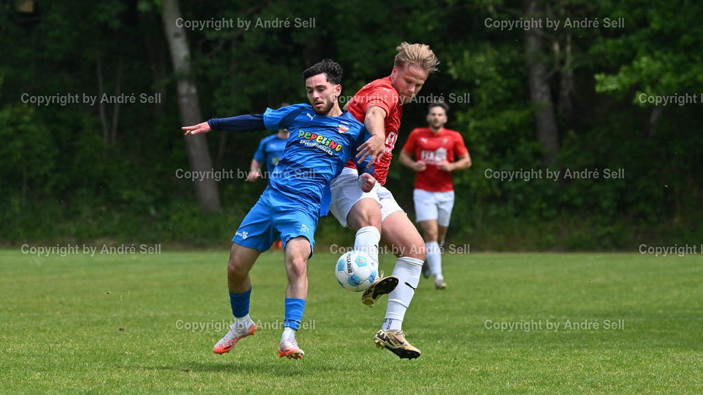 SSG Rot-Schwarz Kiel vs Inter Türkspor Kiel | Jonathan Elsner (Kiel #5) / Ömer Faruk Sönmez (Inter #20) / Fußball-Landesliga Schleswig Männer 2024/2025 / SSG Rot-Schwarz Kiel vs Inter Türkspor Kiel / Sportplatz Meimersdorf / Kiel / 24.05.25 - Realisiert mit Pictrs.com