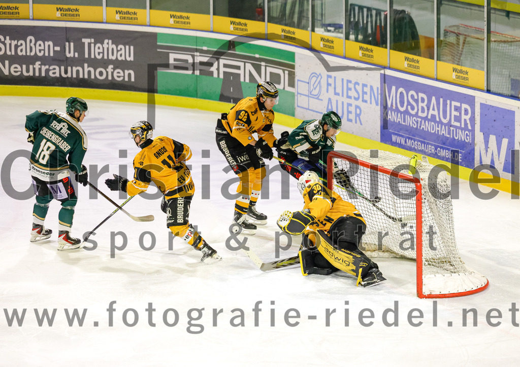 2026-02-27_056_TSV_Erding_gegen_EV_Fuessen | Erding, Deutschland, 27.02.2026:Eishockey, Oberliga Süd 2025 / 2026, 51. Spieltag, TSV Erding gegen EV Füssen, Endergebnis: 2:4Luis Scheibengraber (Erding Gladiators, #18), Martins Andzs (EV Füssen, #11), Henry Homann (EV Füssen, #92), Torwart Timotej Pancur (EV Füssen, #30)Foto: Christian Riedel / fotografie-riedel.net