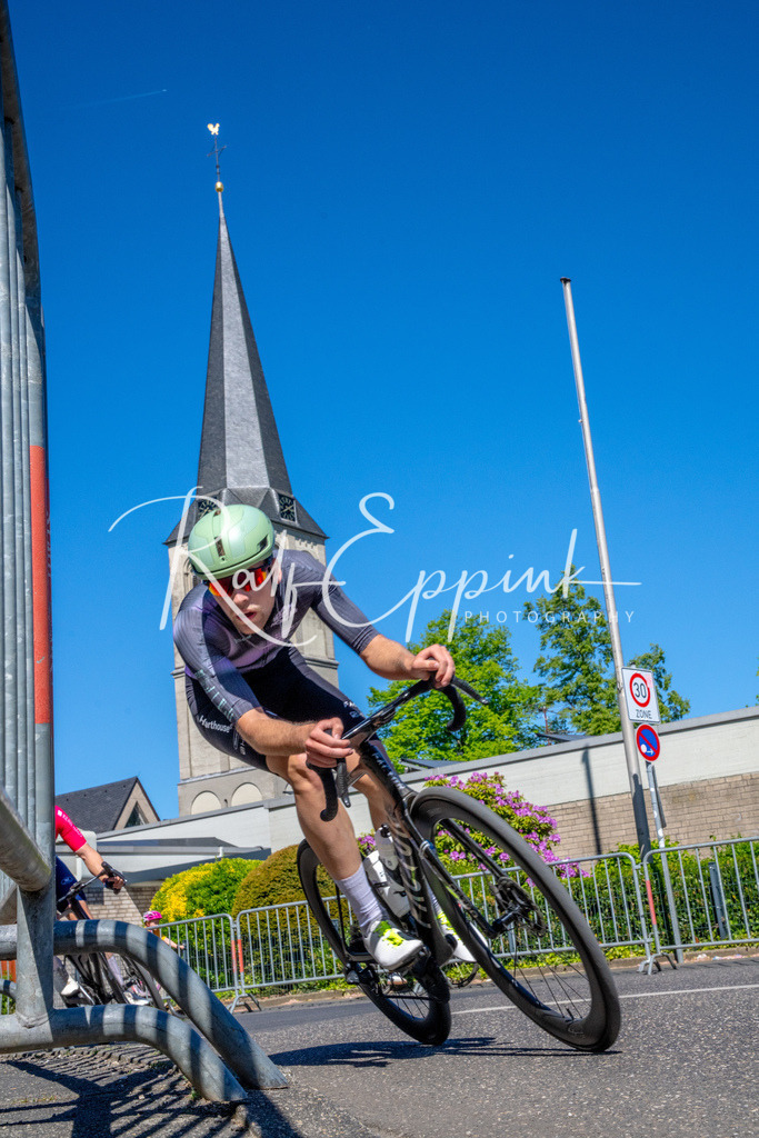 Spurt in den Mai 2026 - Großer Preis der Sparkasse Neuss | Annual one-day road cycling race "Großer Preis der Sparkasse Neuss" held in Büttgen, Germany, organized by VfR Büttgen 1912 e.V. The event features multiple races across all age categories from U11 youth to Elite men. - Realisiert mit Pictrs.com