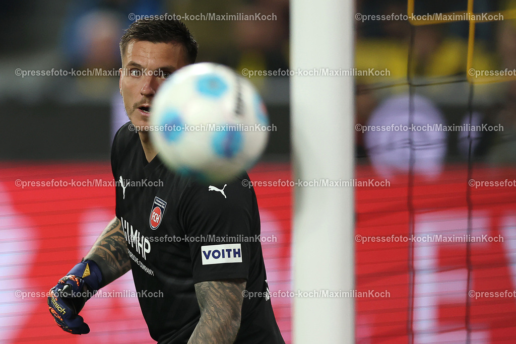 BVB13092401096 | 13.09.2024, 1. Fußball Bundesliga, Borussia Dortmund - 1. FC Heidenheim 1846, Signal Iduna Park, Saison 2024 2025: Torwart Kevin Müller (Heidenheim #1) blickt zum BallDFB regulations prohibit any use of photographs as image sequences and or quasi-video.