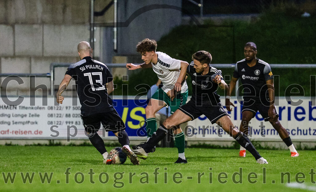 2024-04-05_090_FC_Schwaig_gegen_SV_Pullach | Oberding, Deutschland, 05.04.2024:
Fußball, Landesliga Südost 2023 / 2024, 28. Spieltag, FC Schwaig gegen SV Pullach, Endergebnis: 2:0

Josef Burghard (SV Pullach, #13), Joshua Steindorf (FC Schwaig, #33), Christian Wimmer (SV Pullach, #7)

Foto: Christian Riedel / fotografie-riedel.net