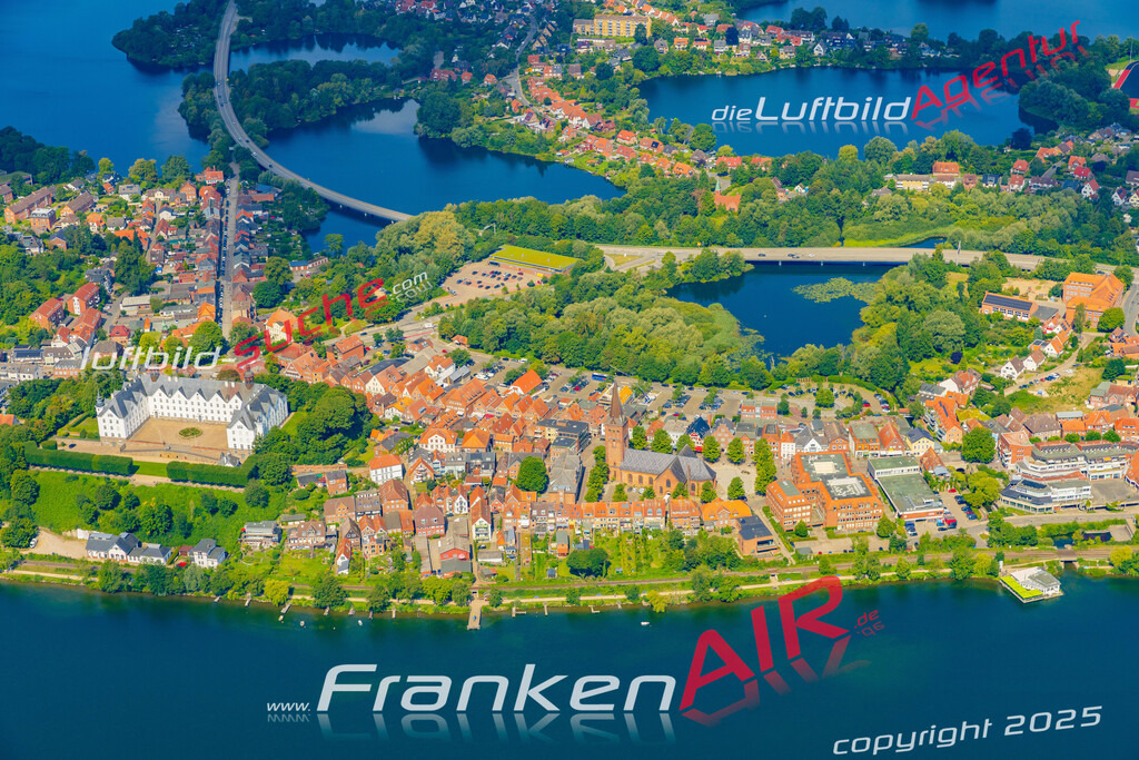 Luftbild der Stadt Plön - Das Luftbild wurde 2025 vom UL-Flugzeug heraus erstellt ( keine Drohnenaufnahme ) - Hochauflösende Luftaufnahme - für Wandbilder und großformatige Ausdrucke geeignet. Das besondere Geschenk!Hier alle&nbsp;Infos zur Lizenzierung der LuftaufnahmeWir fliegen auch dieses Jahr wieder in Ihre Region um Luftbilder zu erstellen.- Luftbild anfragen