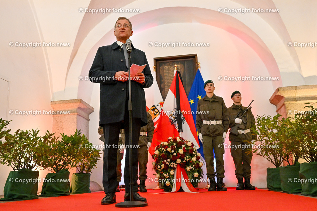 Landhaus Linz_ Kranzniederlegung 2023_ 02.11.2023-16 | 02.11.2023, Landhaus Linz AUT, Promenade, Kranzniederlegung 2023 zum Gedenken all jener, die in der Vergangenheit für Oberoesterreich Verantwortung getragen haben, im Bild LH Thomas Stelzer (VP)