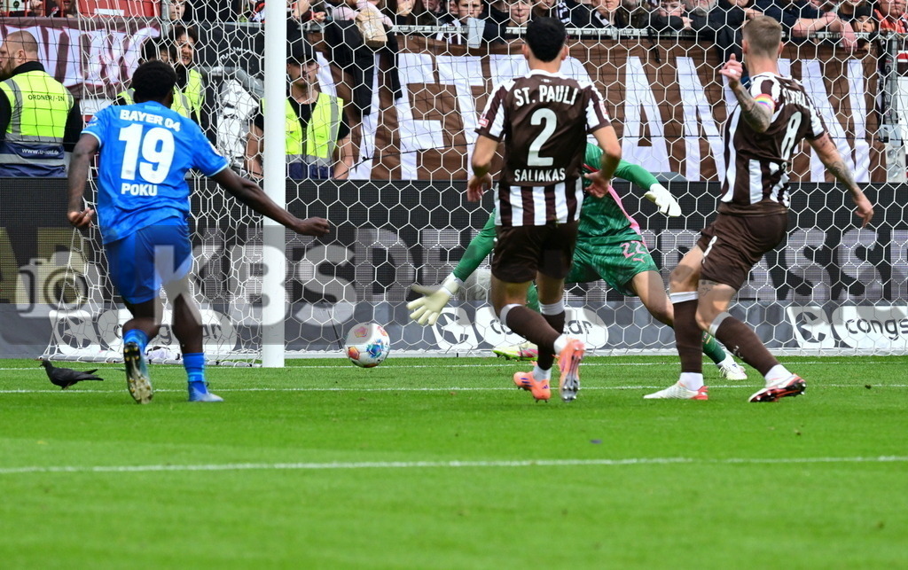 KBS Picture_FCStPauli-Bayer04Leverkusen_052 | v.l. Poku Ernest (Bayer04Leverkusen) macht hier das 2:1 gegen Vasilj Nikola (St.Pauli) , Saliakas Manolis (St.Pauli) und Smith Eric (St.Pauli) kommen zu spaet ,Sportplatz :  Millerntor Stadion, - Realisiert mit Pictrs.com