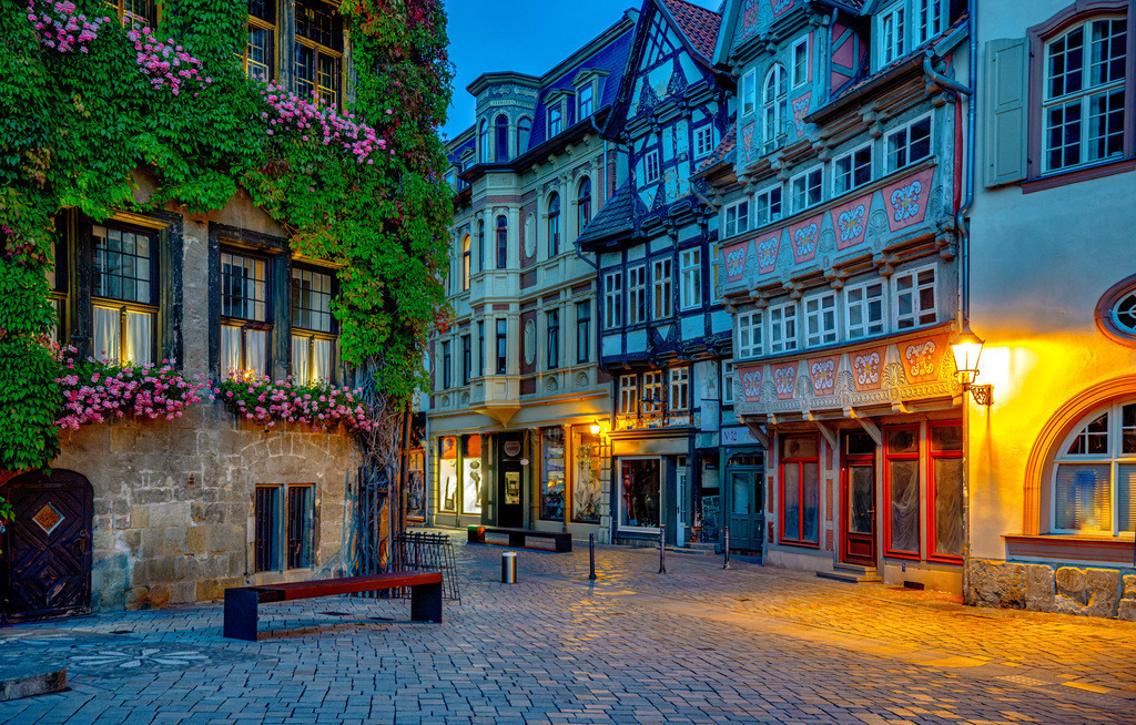 Blick auf die alten Fassaden der Fachwerkhäuser in Quedlinburg,Harz | Das Bild zeigt die historische Altstadt von Quedlinburg, einer UNESCO-Weltkulturerbestadt im Harz. Fachwerkstadt: Quedlinburg ist bekannt für über 2.000 Fachwerkhäuser aus acht Jahrhunderten. Sehenswürdigkeiten: Neben der mittelalterlichen Altstadt sind der Schlossberg und der Domschatz bedeutende Attraktionen. Urlaubsziel: Die Stadt ist ein beliebtes Ziel für Kurztrips und bietet eine Vielzahl an Altstadthotels und Führungen.  - Realisiert mit Pictrs.com