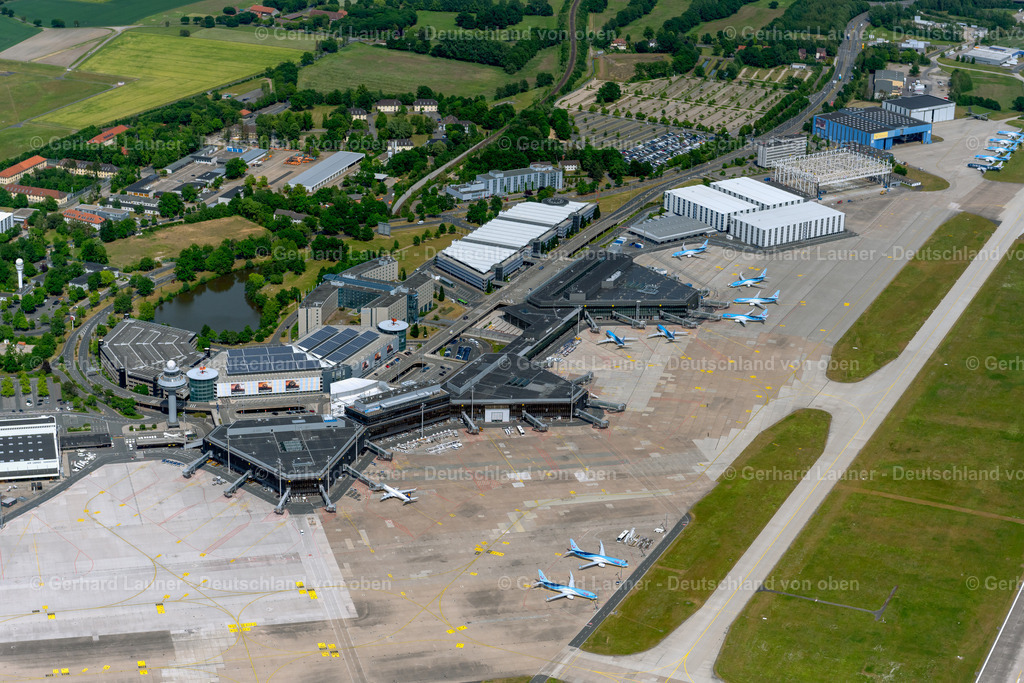 4030835 | LANGENHAGEN 02.06.2020 Abfertigungs- Gebäude und Terminals auf dem Gelände des Flughafen " Flughafen Hannover " an der Flughafenstraße in Langenhagen im Bundesland Niedersachsen, Deutschland. // Dispatch building and terminals on the premises of the airport "Flughafen Hannover" on Flughafenstrasse in Langenhagen in the state Lower Saxony, Germany. Foto: Gerhard Launer