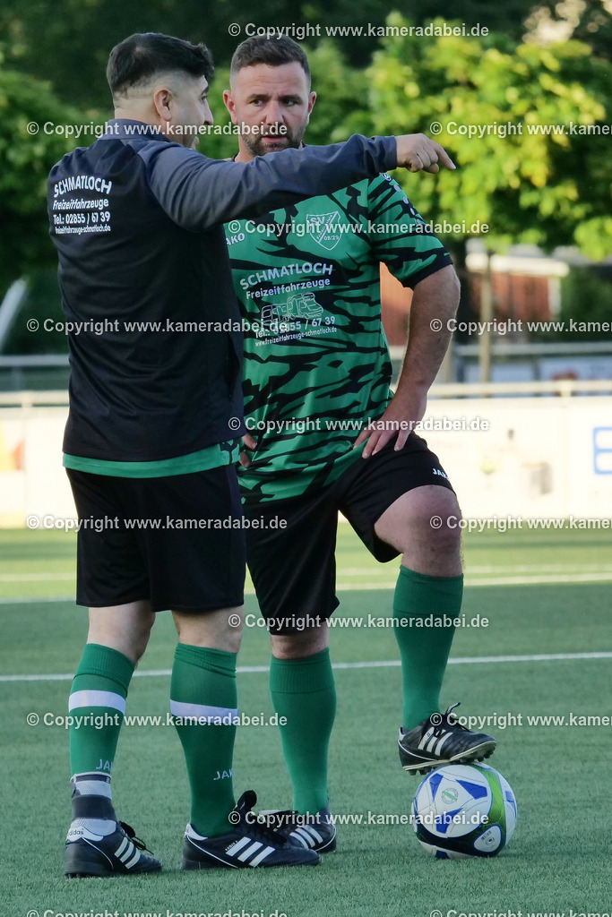 Fußball Kreispokal 25/26 Ü 32 : Spiel um Platz 3 : SV 08/29 Friedrichsfeld - SV Ringenberg AH  2 : 1 | Fußball Kreispokal 25/26 Ü 32 : Spiel um Platz 3 : SV 08/29 Friedrichsfeld - SV Ringenberg AH  2 : 1Spielort : Voerde Friedrichsfeld - Realisiert mit Pictrs.com