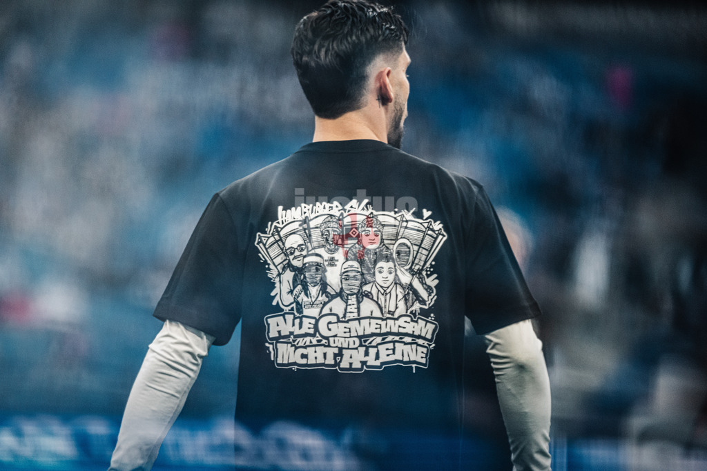 Fußball | Männer | Saison 2024/2025 | 2. Fußball-Bundesliga | 27. Spieltag | Hamburger SV vs. SV 07 Elversberg | 28.03.2025 | Ludovit Reis (#14, HSV) mit einem Tshirt beim Warmup mit der Aufschrift Alle Gemeinsam und Nicht Alleine