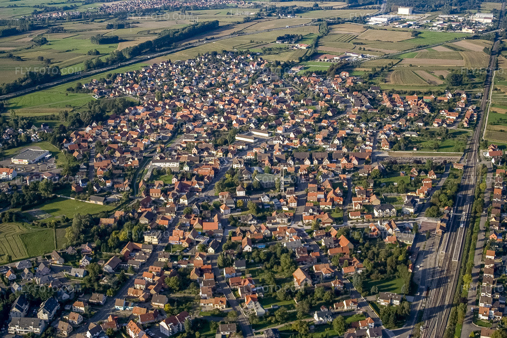 Aerial view: View of the town from the south in Herrlisheim in the state Bas-Rhin, France. – Photo: IMG_8130.jpg taken on 09/15/2007 by Werner Riehm/FLY-FOTO.com – Resolution of the original: 3456 x 2304 px