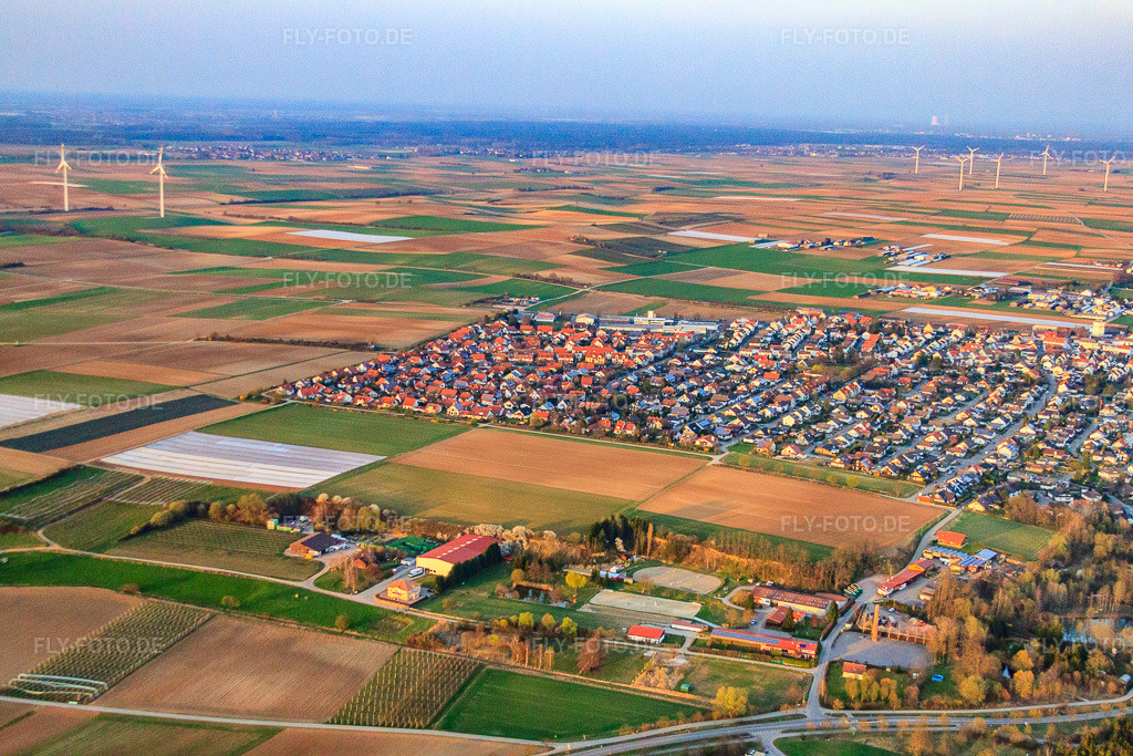 Luftbild: Ortsansicht von Westen in Herxheim bei Landau im Bundesland Rheinland-Pfalz in Deutschland. Foto: IMG_38961.jpg vom 25.03.2011 durch Werner Riehm/FLY-FOTO.de