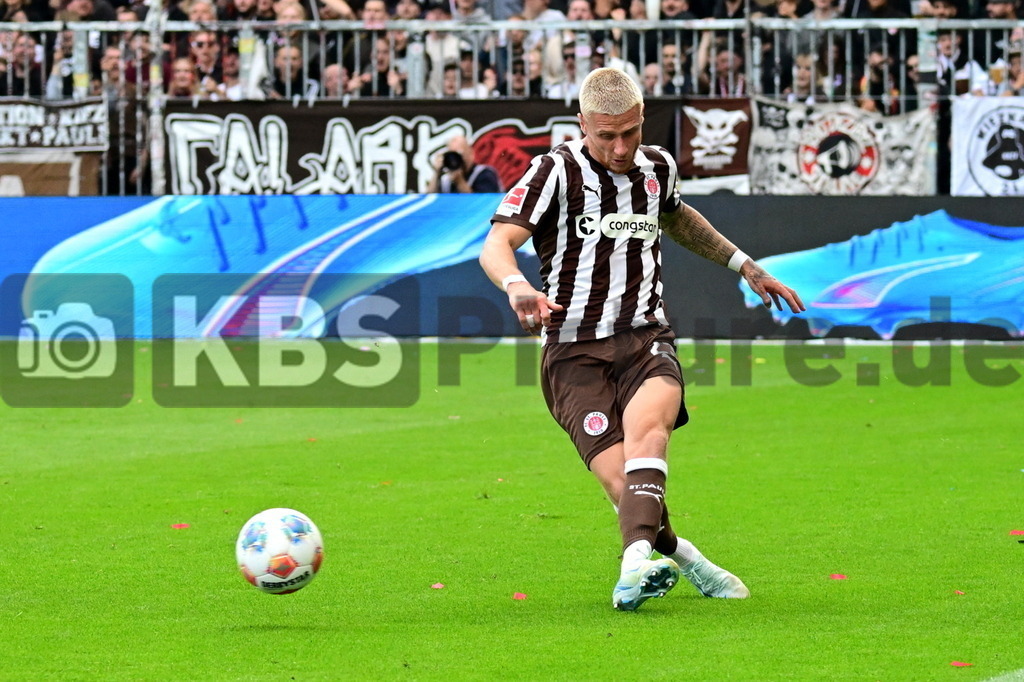 KBS Picture_FCStPauli-FCAugsburg_028 | Oppie Louis (St.Pauli) ,Sportplatz :  Millerntor Stadion, - Realisiert mit Pictrs.com