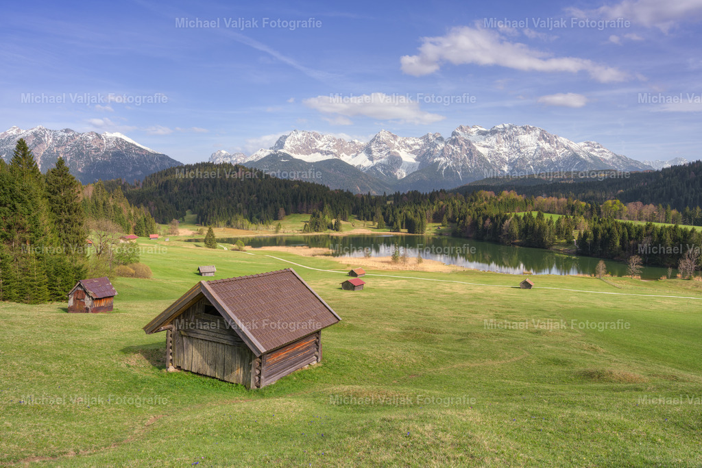 Frühlingstag am Geroldsee in Bayern | Der Geroldsee, auch bekannt als Wagenbrüchsee, ist ein idyllischer Moorsee in Bayern, der sich durch seine ruhige und verträumte Atmosphäre auszeichnet. Umgeben von den malerischen Buckelwiesen bei Krün und dem majestätischen Karwendelgebirge, bietet der See eine perfekte Kulisse für Naturfreunde und Fotografen. Besonders reizvoll ist der See im Frühling, wenn die Krokusblüte vor dem verschneiten Karwendel ein traumhaftes Bild ergibt. Der Geroldsee ist nicht nur ein beliebter Badesee, sondern auch ein Ziel für Wanderer, die auf der Drei-Seen-Wanderung die Schönheit der bayerischen Alpen erleben möchten. - Realisiert mit Pictrs.com
